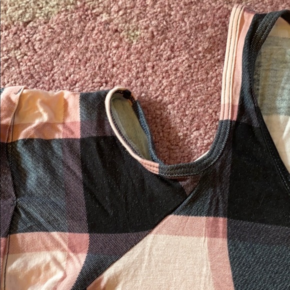 Woman’s Rock & Republic cold shoulder top - Picture 3 of 5